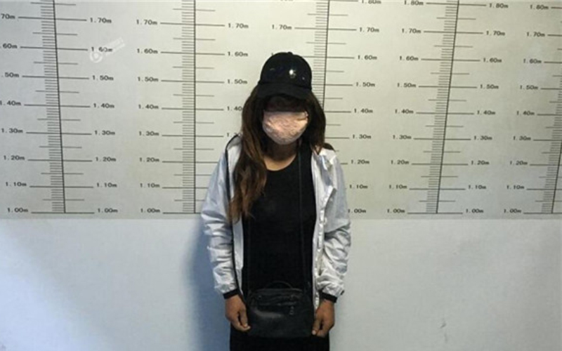 「美女竊賊」偷車被逮，當警方摘下她的口罩後全傻了