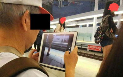 火車站看到阿伯拍美腿，網友放大一看不得了「這阿伯是攝影系構圖神專業？」