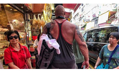 捕獲野生巨石強森現身香港街頭，高大壯碩的身形立馬引起路人圍觀