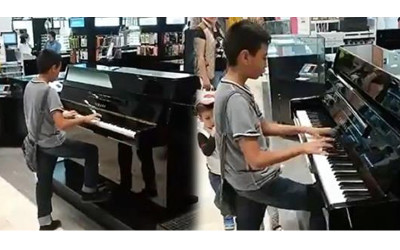 小男孩經過「展示鋼琴」技癢露一手 ，完美彈奏「經典世界名曲」，路人讚：音樂小神童4ni