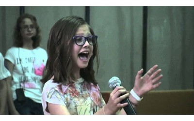 11歲內向小女孩在師生面前唱《Listen》驚豔同學和媽媽：原來妳這麼能唱