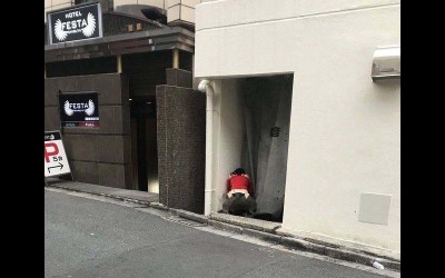 日網友經過賓館街，發現有一櫻花妹蹲在角落，仔細一看他驚呆了「還真敢啊  」
