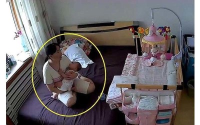 她怎樣都無法將寶寶哄睡，於是打開嬰兒監視器「看保姆的哄法」讓她忍不住流淚了！
