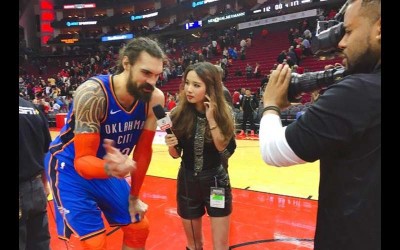 NBA界水行俠亞當斯憐香惜玉為美女記者半蹲，213公分巨人彎腰接受採訪！網：暖男