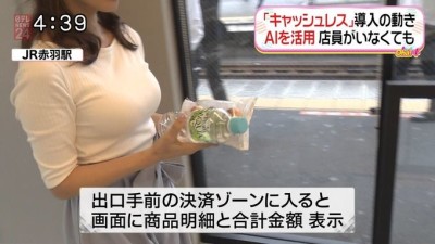 看新聞都是福利！日本電視放送...拍到超商「超巨素人」 攝影師狂特寫：果然專業！