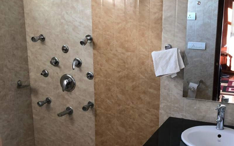 飯店淋浴間機關重重「謎之設計」讓遊客傻住！網友：洗個澡像在上益智節目？