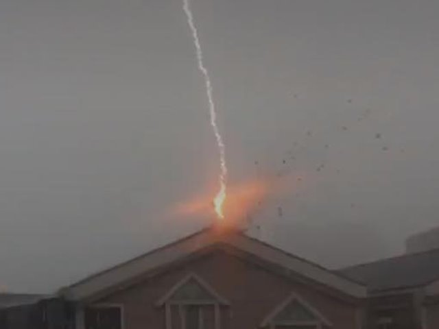 Mobile 雷神的恐怖攻擊直擊落雷擊中鄰居屋頂 閃光炸出一個大洞夭壽恐怖的