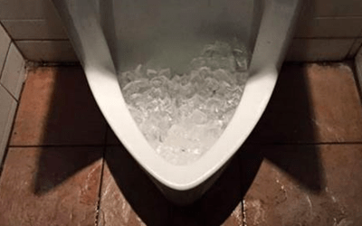 很多人都不知道男廁的小便斗裡為什麼要放冰塊  網友解惑：好處多多
