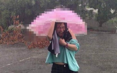 超蠢女孩雨中撐傘照一夕爆紅  因為看清她手中的「粉紅蕾絲傘」真身後網友全笑噴啦XD