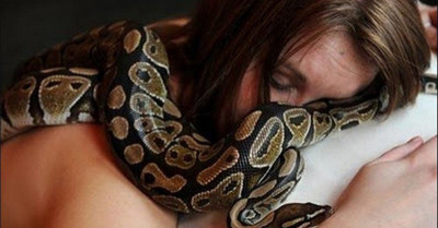 她一直認為飼養在家的蟒蛇「對自己有很多愛的表現」，直到牠變得虛弱後才得知恐怖的真相…