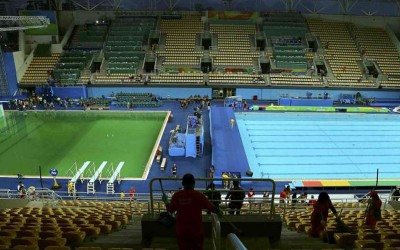 里約奧運的泳池一夜之間驚變「祖母綠」，選手入水伸手不見五指，主辦方的「超傻眼回覆」讓選手都掉下巴了．．．