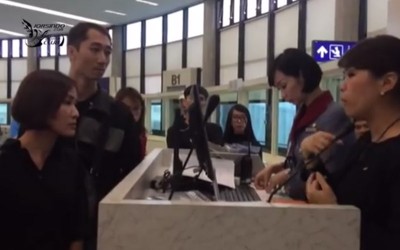 颱風天飛機停飛，旅客卻包圍櫃台大鬧「為什麼不加開班機」網友傻眼：奧客不要命又不要臉（內有影片）