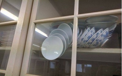網友求救：這個櫃子瓷碗卡死「一動就全摔壞」該怎麼辦？最後想出的破解方法根本天才！