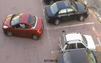 紅車女子在倒車時竟遇上「白目白車搶佔停車位」...但下一秒她的神反擊讓大家都拍手叫好