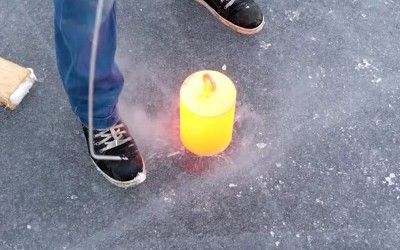 男子把燒紅的20公斤烙鐵放上結冰的湖面上，實驗結果意外的紓壓阿  （影）