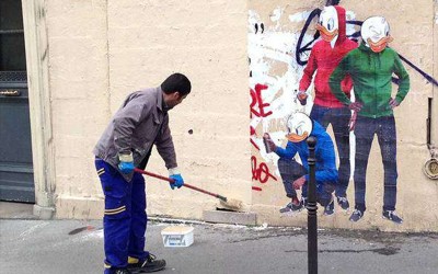 為了反擊清潔人員粉刷掉自己的作品，街頭藝術家使出「超天才復仇」！ 隔天牆上的塗鴉讓大家都笑翻了