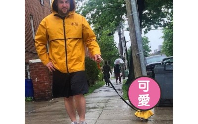 下雨天的街頭臘腸跟主人穿了同款雨衣，可他的臉卻充滿無奈及不屑
