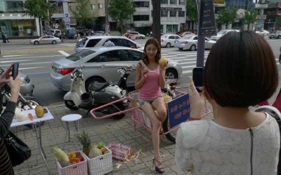 韓國街頭身穿熱褲秀長腿辣妹，擺地攤賣水果，一顆蘋果竟要價1300台幣，靠近一看驚呆了！