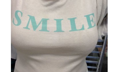 性感人妻穿了「微笑」T恤出門，沒想到當她「一穿上小外套」男人立刻都對她壞笑！