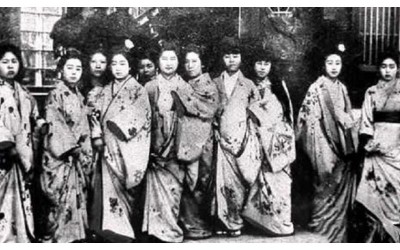一張１２０年前日本女孩的集體鬼臉照片，引起網友熱烈討論