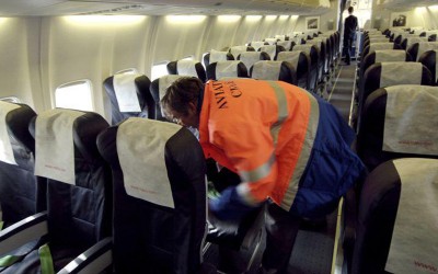 「搭飛機最容易感染機艙惡菌的穿著」專家提醒大家不要這樣穿...因為機艙其實超級髒