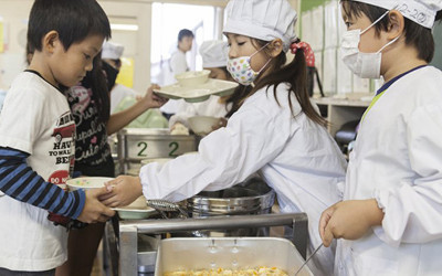 日本小學的「營養午餐教育」給全世界的人上了一課，台網友：他們培育公民，我們培養公主