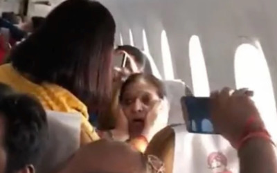 差點又把人吸出去  印度班機「當場脫窗」女乘客嚇到臉白  空姐摸頭安撫「神淡定裝回去」