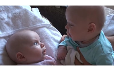 爸爸錄下雙胞胎寶寶之間的對話  認真到皺眉頭「下一秒燦笑」讓網友瞬間融化～