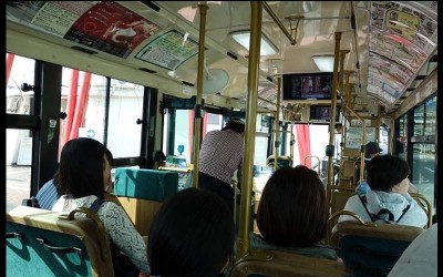 台女帶小孩去日本，卻放任小孩在公車上嘻笑唱歌  日本司機忍不住氣到用中文廣播