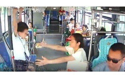 沒品大媽在公車上「讓兒子用拉環吊單槓」  被勸阻還嗆聲回嘴...司機當場「霸氣教訓她」爽翻