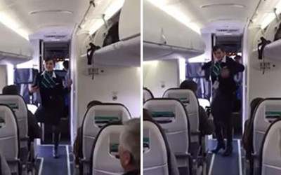 飛機delay乘客低氣壓籠罩，一名漂亮空姐在走道對乘客「跳起熱舞」成功炒熱乘客心情